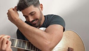 El cantautor onubense Jorge Zago presenta 'Azul Purpurina', su primer single