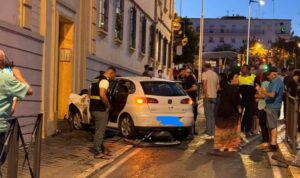 Pierde el control del coche y acaba empotrado contra el portal de un edificio en Huelva