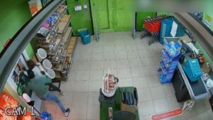 Una pareja armada con una pistola y martillo atraca un supermercado en Mazagón