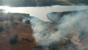 Bomberos extinguen un incendio junto al embalse del Teliaran-La Hoya en Calañas
