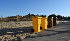 Las playas de Punta Umbría ya tienen papeleras
