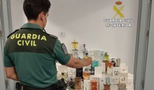 La Guardia Civil interviene 700 perfumes originales de contrabando en el Puerto