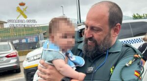 La Guardia Civil rescata a un bebé que quedó atrapado accidentalmente en un coche