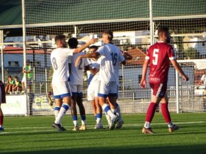 Jugadores del Recre celebrando el triunfo en Aracena. (Lola Limón)