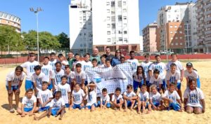 Fundación Atlantic Copper financia 30 becas del campus de verano de fútbol playa en Huelva