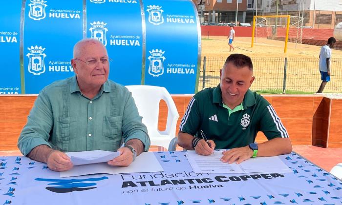 Fundación Atlantic Copper financia 30 becas del campus de verano de fútbol playa en Huelva