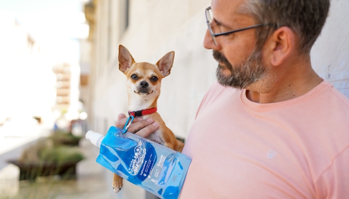 Huelva repartirá más de 2.000 botellas para limpiar el pipí de los perros