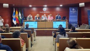 Una treintena de empresas e instituciones españolas y francesas se dan cita en el Puerto de Huelva