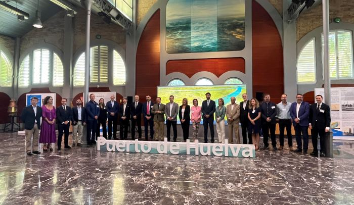 Una treintena de empresas e instituciones españolas y francesas se dan cita en el Puerto de Huelva