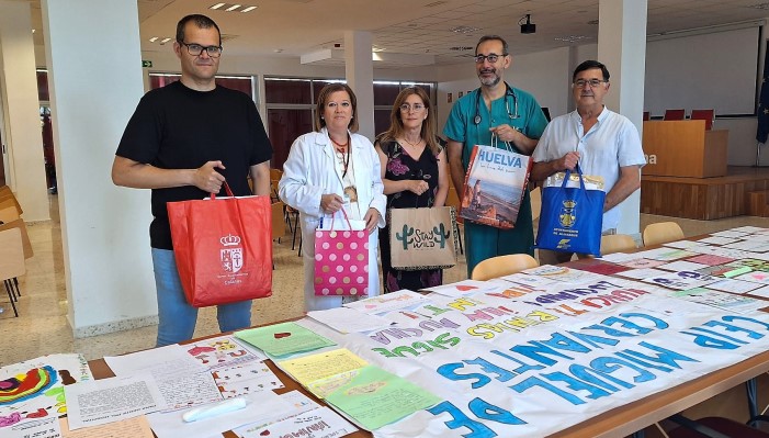 Niños onubenses escriben más de 2.500 cartas de ánimo a pacientes ingresados en el Infanta Elena