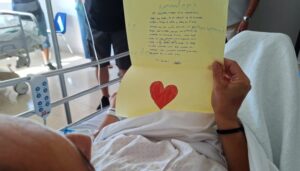 Niños onubenses escriben más de 2.500 cartas de ánimo a pacientes ingresados en el Infanta Elena