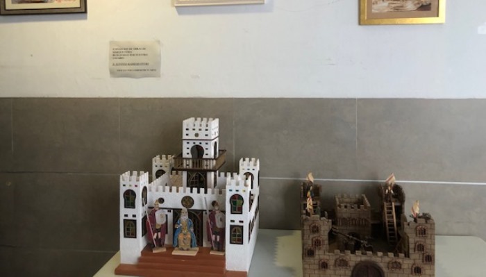 El centro de salud El Torrejón acoge una exposición de maquetas y cuadros de uno de sus usuarios