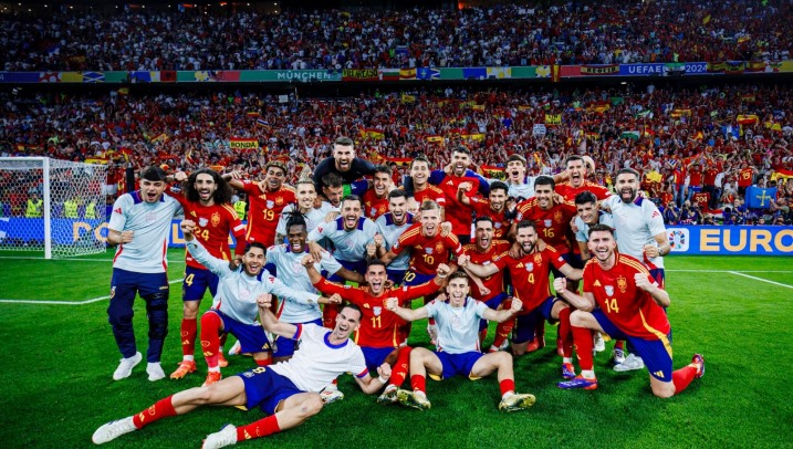 Una pantalla gigante en la avenida de Andalucía para ver la final de la Eurocopa 2024