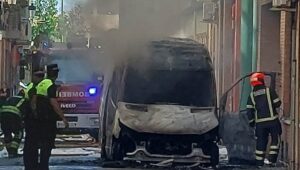 Una furgoneta de reparto sale ardiendo en una calle del Centro de Huelva