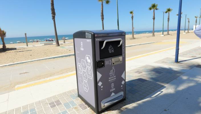 Nuevas papeleras compactadoras en la playa de La Antilla