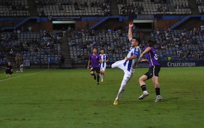 Juan Cerrudo luchando por un balón. (Tenor)