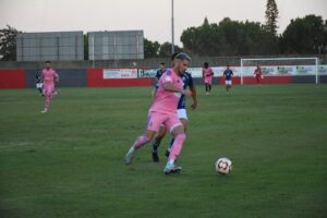 Caye Quintana controlando un balón. (Lola Limón)