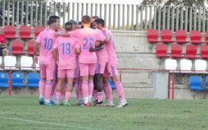 Jugadores del Recre celebrando el gol en Cartaya. (Lola Limón)