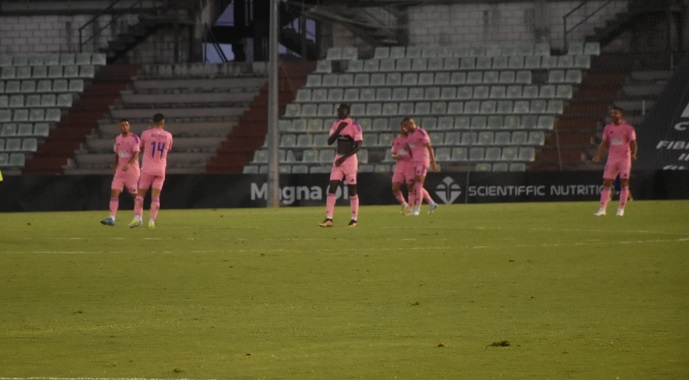 Jugadores del Recre tras encajar los goles. (Tenor)