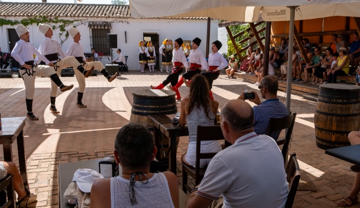 El Festival de Villablanca lleva los ritmos de las danzas del mundo al Muelle de las Carabelas