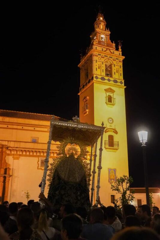 La devoción vence al calor en Moguer