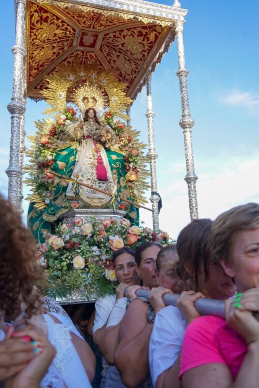 La devoción vence al calor en Moguer