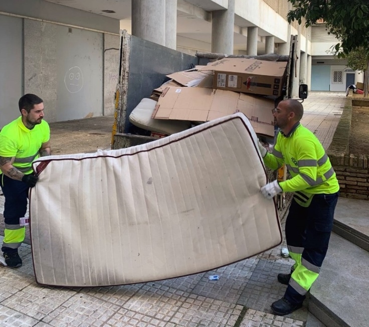 El abandono de voluminosos en Huelva se multiplica durante el verano