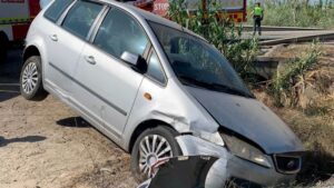 Atrapado en su coche tras sufrir un accidente en la A-484