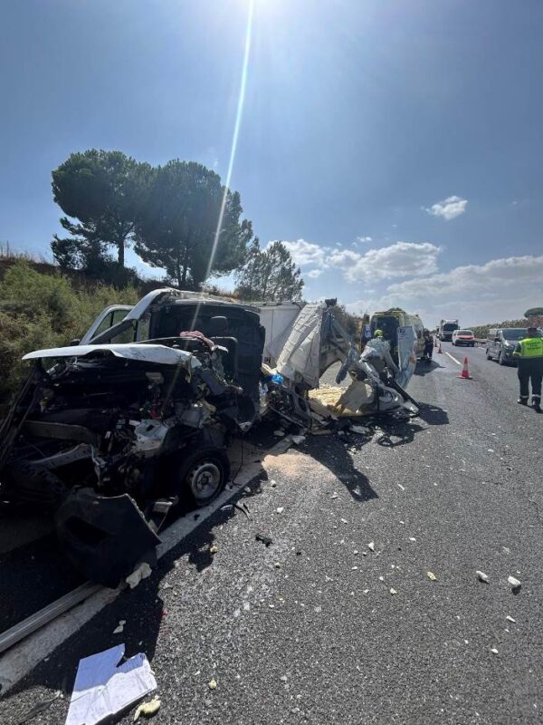 Brutal accidente en la A-49: dos heridos al chocar una furgoneta y un camión a la altura de Chucena