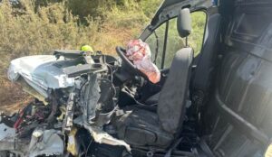 Brutal accidente en la A-49: dos heridos al chocar una furgoneta y un camión a la altura de Chucena