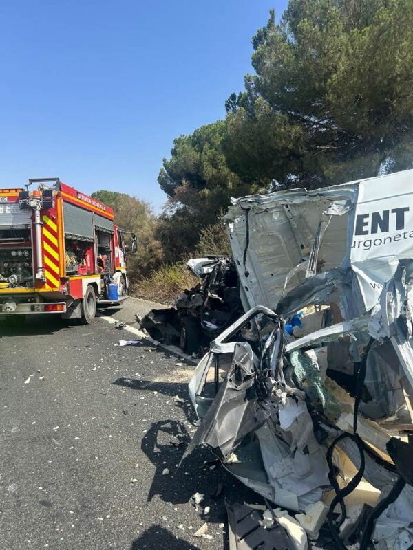 Brutal accidente en la A-49: dos heridos al chocar una furgoneta y un camión a la altura de Chucena