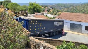 Un camión de grandes dimensiones queda atrapado en Berrocal