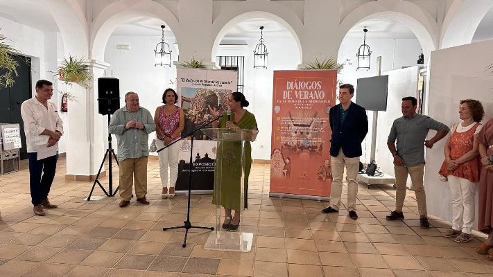 La exposición ‘El Rocío con el color de los sesenta’ recala en la aldea almonteña