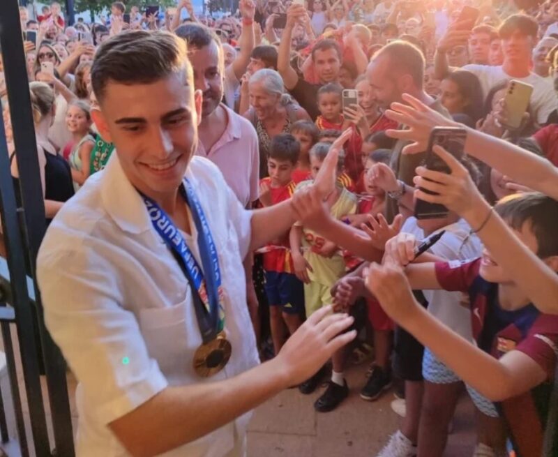 El Campillo recibe a Fermín López como un héroe