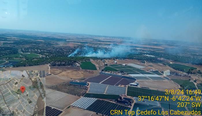 Bomberos trabajan en la extinción de un incendio forestal en Lucena del Puerto