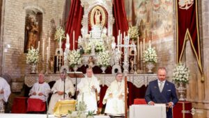 Ofrenda de la CR Palos para el ajuar de la Virgen de los Milagros