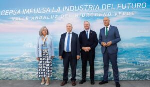 El ministro Jordi Hereu visita el Valle Andaluz del Hidrógeno Verde de Cepsa