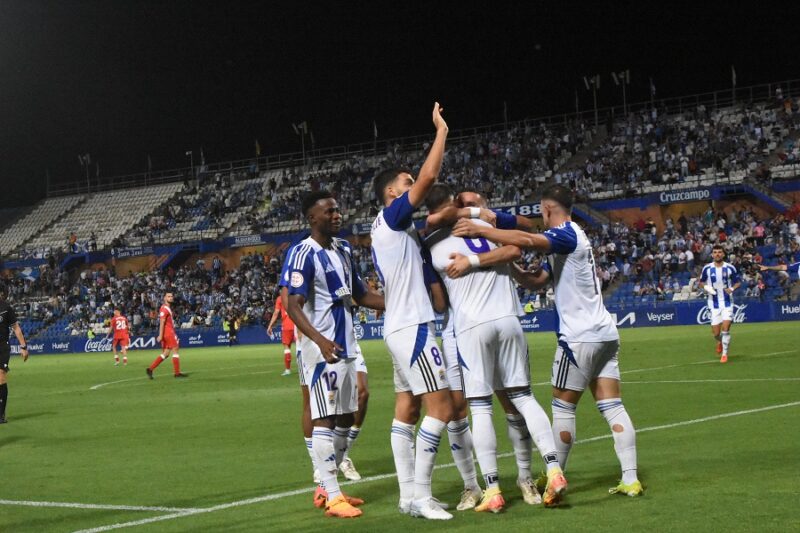 Jugadores del Recre celebrando el gol.( Tenor)