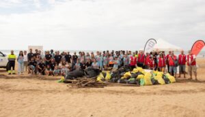 Un centenar de voluntarios recoge 800 kilos de basuraleza en el World Cleanup Day de Holea