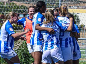 Jugadoras del Sporting celebrando el gol.