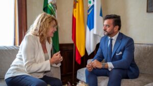 El Ayuntamiento de Huelva recibe la visita del presidente de la Cámara de Cuentas de Andalucía