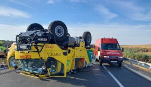 Herido tras el vuelco de un camión del Plan Infoca en San Juan del Puerto