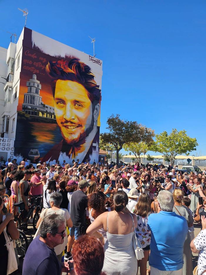 El mural gigante en homenaje a Manuel Carrasco en Isla Cristina