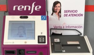 Renfe instala una máquina de compra de billetes y atención al cliente en la estación de La Palma