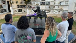 Ofrenda floral al mausoleo de Jesús Quintero en el segundo aniversario de su muerte