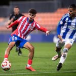 Carlos Becken presionando a un jugador de filial atlético.