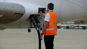 Cepsa comercializa en Canarias combustible sostenible de aviación fabricado en Huelva