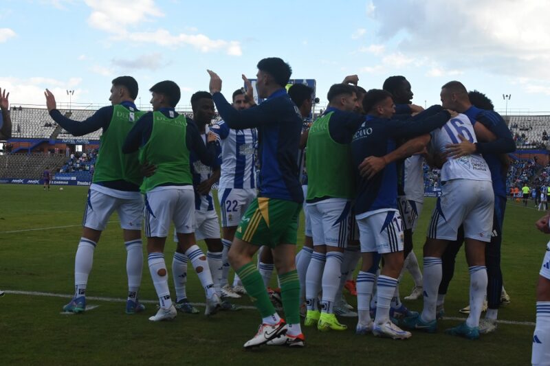 Jugadores del Recre celebrando el gol. (Tenor)