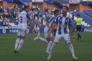 Jugadores del Recre celebrando el gol. (Tenor)