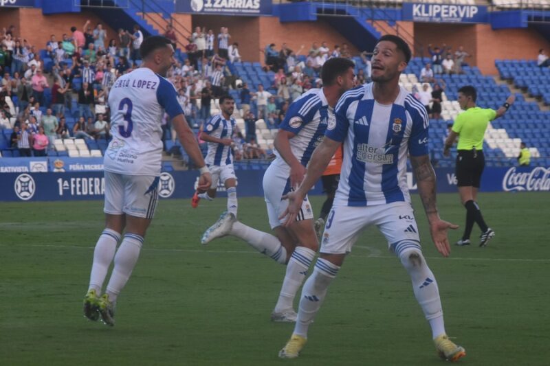 Jugadores del Recre celebrando el gol. (Tenor)